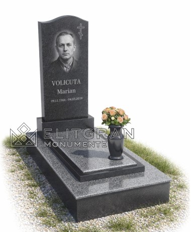 Monumentul funerar din granit K802